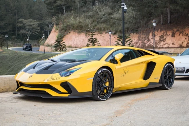 (Chiếc Lamborghini Aventador S màu vàng độc nhất của địa gia Minh Nhựa