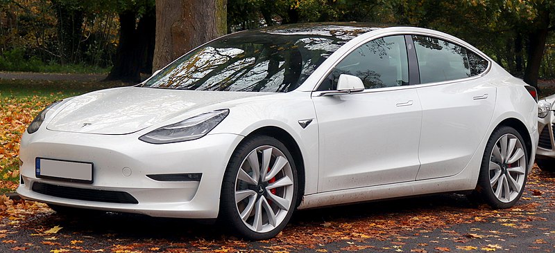 (Mẫu xe điện Tesla Model 3 gây sốt thị trường)